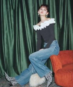 LILY BROWN ボリュームフリルニットトップス　リリーブラウン　オフショルのサムネイル