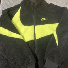 Nike ダウン ジャケット 黒/蛍光イエロー - メルカリ