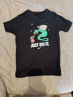 NIKE ドラゴン グラフィック Tシャツ ブラックのサムネイル