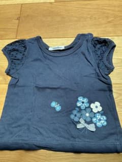 美品familiar ネイビー花柄刺繍フリル袖トップス　90のサムネイル
