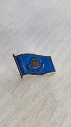 ✵カザフスタン 国旗ピンバッジ ✵ - メルカリ