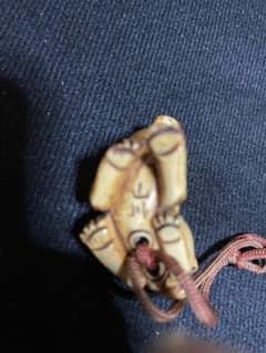 根付け、時代有り、4cm.銘有り『山川』、犬の図、なかなかの一品です