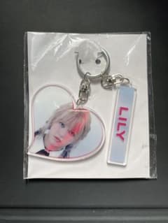 NMIXXリリー LILY ハート型アクリルキーホルダー キーリングのサムネイル