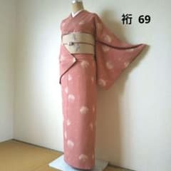 【高級化繊】縮緬小紋・雪輪柄・くすみピンク系・袷 高級化繊】縮緬小紋・雪輪柄・くすみピンク系・袷 - メルカリ