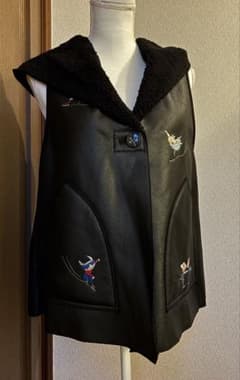 アルベロベロ☆かわいい刺繍いっぱいのフードベスト アルベロベロ☆かわいい刺繍いっぱいのフードベスト - メルカリ