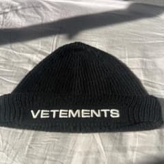 VETEMENTS ニット帽 ビーニー ブラック 刺繍ロゴ