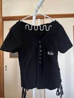 黒いボタン付きショート丈Tシャツのサムネイル