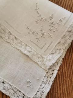 ヴィンテージ/アンティーク フランス購入 小花刺繍 リネン レース縁取 
