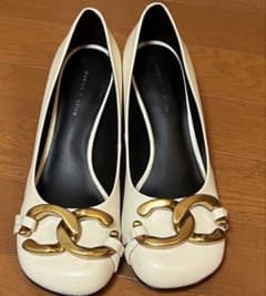 CHARLES & KEITH ホワイトパンプスのサムネイル