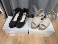 【セット販売】リボンファー付きグレーパンプスとウェッジソールの白サンダル