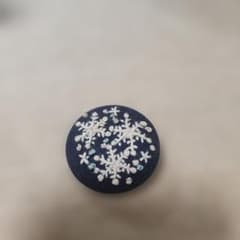 ハンドメイド　雪の結晶　刺繍　ブローチのサムネイル