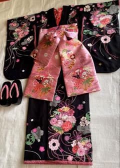 舞妓風リメイク着物ピンク色の花々が描かれた黒地の七五三用 結び帯のセット7歳着物 七五三 舞妓さん風衣裳 7歳用 着物、帯、ポックリ下駄、刺繍半衿付き