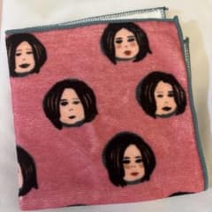 女性の顔柄 タオルハンカチ ピンクのサムネイル
