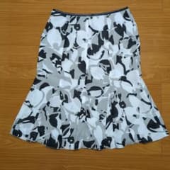 INDIVI モノトーン 花柄 ひざ丈スカート