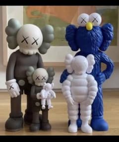 KAWS FAMILY BROWN/BLUE/WHITEのサムネイル