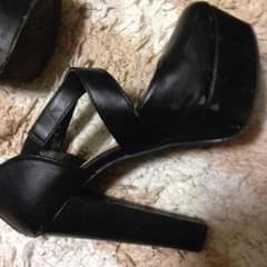 黒のパンプス    多くの傷あり。のサムネイル