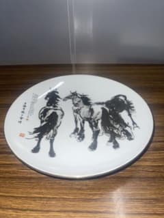 陶器製壁掛け『八駿馬図』中国　縁起物　陶板画 中国水墨駿馬絵皿 21.5cm 縁起物 飾り皿 - メルカリ