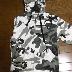 値下げ！Buzzr Baeter✨シンプルダークカモフラ柄❤️パーカーのサムネイル
