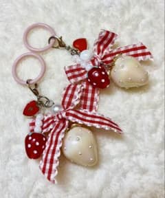 いちごめじるしチャーム ハンドメイド shellのサムネイル