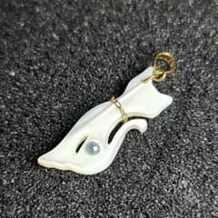 k18 k10ネックレストップ.シェル 白猫 サファイア - メルカリ