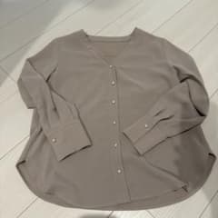 LES MUES Femme パールボタン 長袖ブラウス グレージュ Sのサムネイル