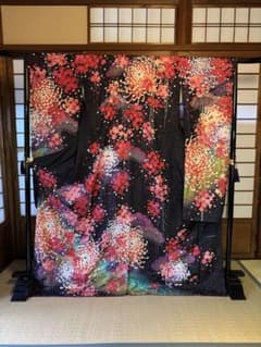 黒地 菊と桜文様 正絹振袖　中古美品　成人式前撮り結婚式前撮り卒業式 黒地 菊と桜文様 正絹振袖 中古美品 成人式前撮り結婚式前撮り卒業式