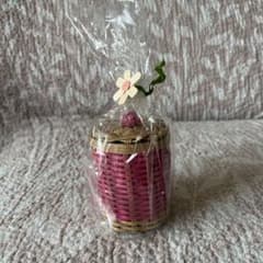 爪楊枝入れ ピンク かご 花飾り つまようじケース 卓上小物入れのサムネイル