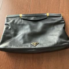PRADA ブラックレザー クラッチ　中のレザーが古く布に張り替えました　中古 PRADA ブラックレザー クラッチ 中のレザーが古く布に張り替えました