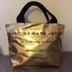 ★MARC BY MARC JACOBS ゴールドトートバッグのサムネイル