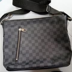 Louis Vuitton ダミエ グラフィット ショルダーバッグのサムネイル
