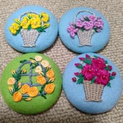 handmade ユキヤナギのブローチ くるみボタン刺繍ブローチ さりげない彩り・刺し子くるみボタンブローチ 通販 knk. ブローチ その他