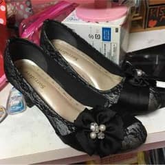 黒 リボン パンプスのサムネイル