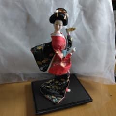 日本人形 伝統的な着物 扇子付き 日本人形 舞妓 扇子 伝統工芸品 ケース付き - メルカリ