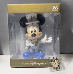 東京ディズニーシー ミッキーマウス‪‪‪❤︎‬‬バッチ付き︎❤︎20周年記念フィギュアのサムネイル