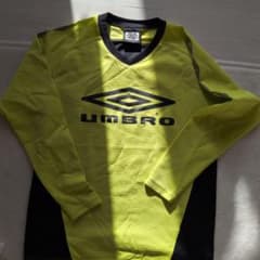 UMBRO イエロー ブラック Vネック シャツ 150のサムネイル