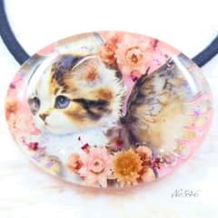 ピンクフラワーと天使の羽猫ちゃんのヘアゴム ハンドメイド レジン 猫 ネックレスのサムネイル