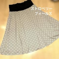 ストロベリーフィールズ　美品フレアスカート 黒と白の幾何学模様 ひざ丈のサムネイル