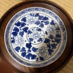 青い花柄の陶磁器皿のサムネイル
