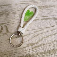 ホワイト 編み込みレザー調 キーホルダーのサムネイル