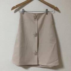 新品タグ付き【アンミール】ビジュー付き台形スカート 地雷のサムネイル