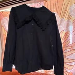 フリル付き黒長袖シャツのサムネイル