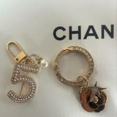 CHANEL 2025年ホリデーチャーム キーホルダー ブローチ - メルカリ