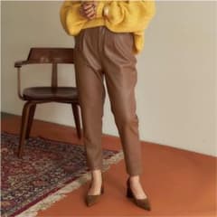 フェイクレザーテーパードパンツ　ブラウンのサムネイル