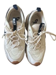 NIKE スニーカー アイボリー×ネイビー　23.5cmのサムネイル