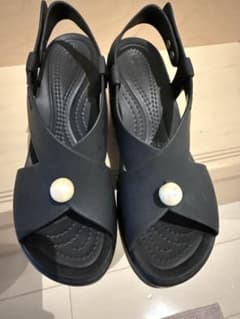 crocs LiteRide ウェッジサンダル パール装飾 ブラック W5のサムネイル