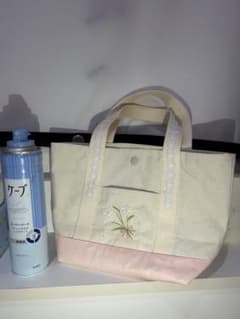 ハンドメイド　トートバッグ　百合　刺繍入りのサムネイル