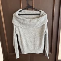 オフショルダーデザインの長袖ニットのサムネイル