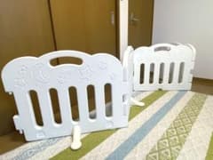 【再再値下げ】Caraz ベビーゲート4枚セット　足3個付きのサムネイル