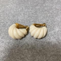 クリーム色 イヤリングのサムネイル