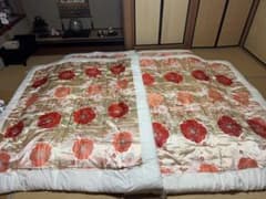 【婚礼】敷・掛け布団2セット 赤い花柄のシルク布団セット　真綿　絹 婚礼】敷・掛け布団2セット 赤い花柄のシルク布団セット 真綿 絹